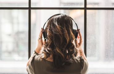 长时间听耳机耳朵会聋吗？