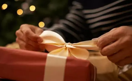 订婚第一年送什么礼比较好