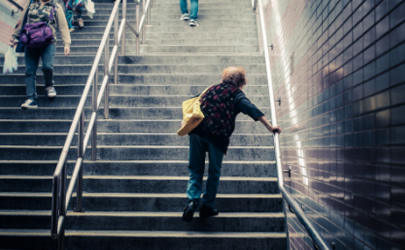 爬楼梯伤膝盖还是每天骑自行车伤膝盖吗？