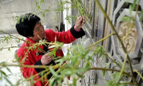 端午节挂粽子是挂门外还是屋里