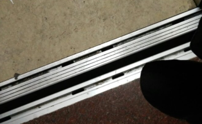 手机掉电梯缝里怎么办