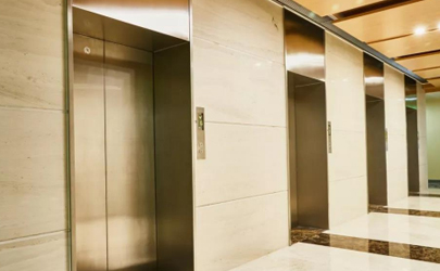 电梯冲顶应该如何自救