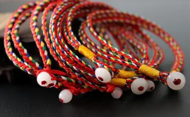 大人端午带五彩绳带在哪好