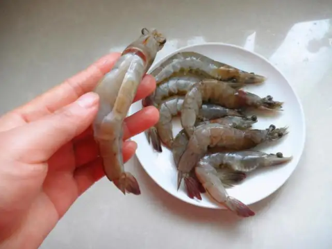 去虾线要去壳吗