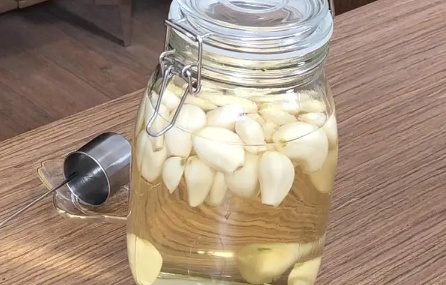 大蒜泡白酒要泡多长时间为好