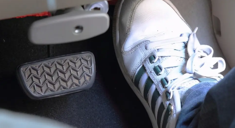 新手开车转弯太慢可以踩油门吗