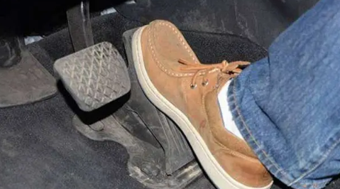 拉着手刹踩了一下油门没事吧