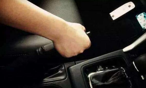 为什么一着急就分不清油门和刹车