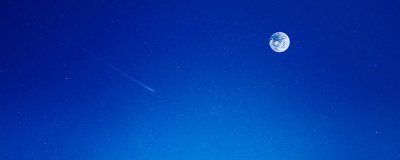 为什么月球永远只有一面对着地球？