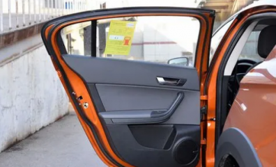 汽车车门撞变形了要走保险吗