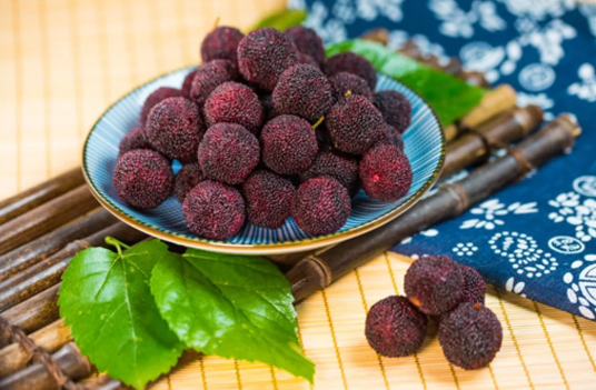 杨梅核吃下去要紧吗