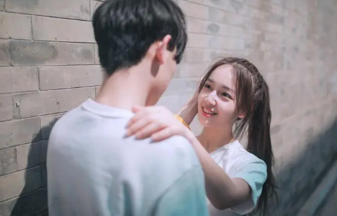 女孩摸男孩头有什么特别含义吗