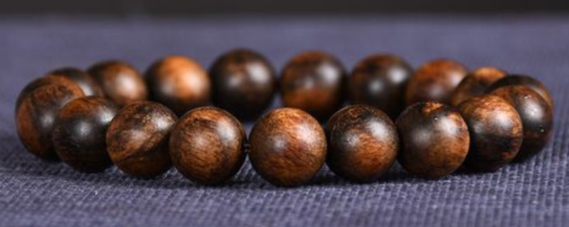 贡木沉香手串如何盘玩才有好看的包浆