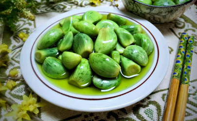 腊八蒜和白菜一起腌好吃吗？