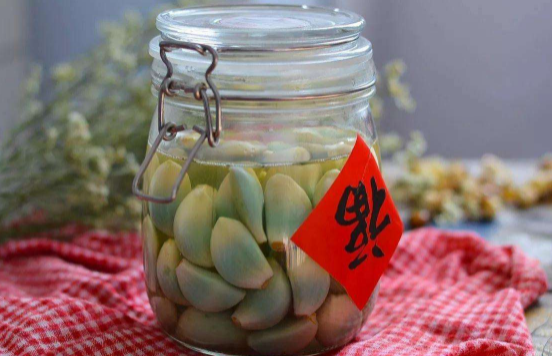 吃腊八蒜可以配虾吗