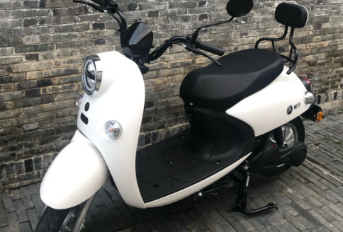 绿灯亮了电动车还在充电吗？