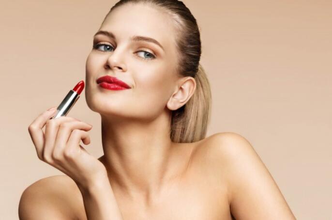 肤色暗黄用什么颜色口红，想显白这样选不会出错