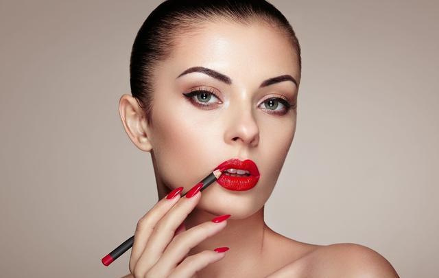 口红沾杯好还是不沾杯好？新手如何避免口红沾杯呢？