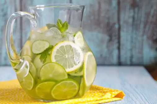 柠檬泡水苦的能喝吗